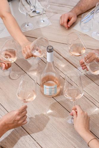 call artistica bando concorso artistico Mostrami e Umberto Cesari azienda vino calici